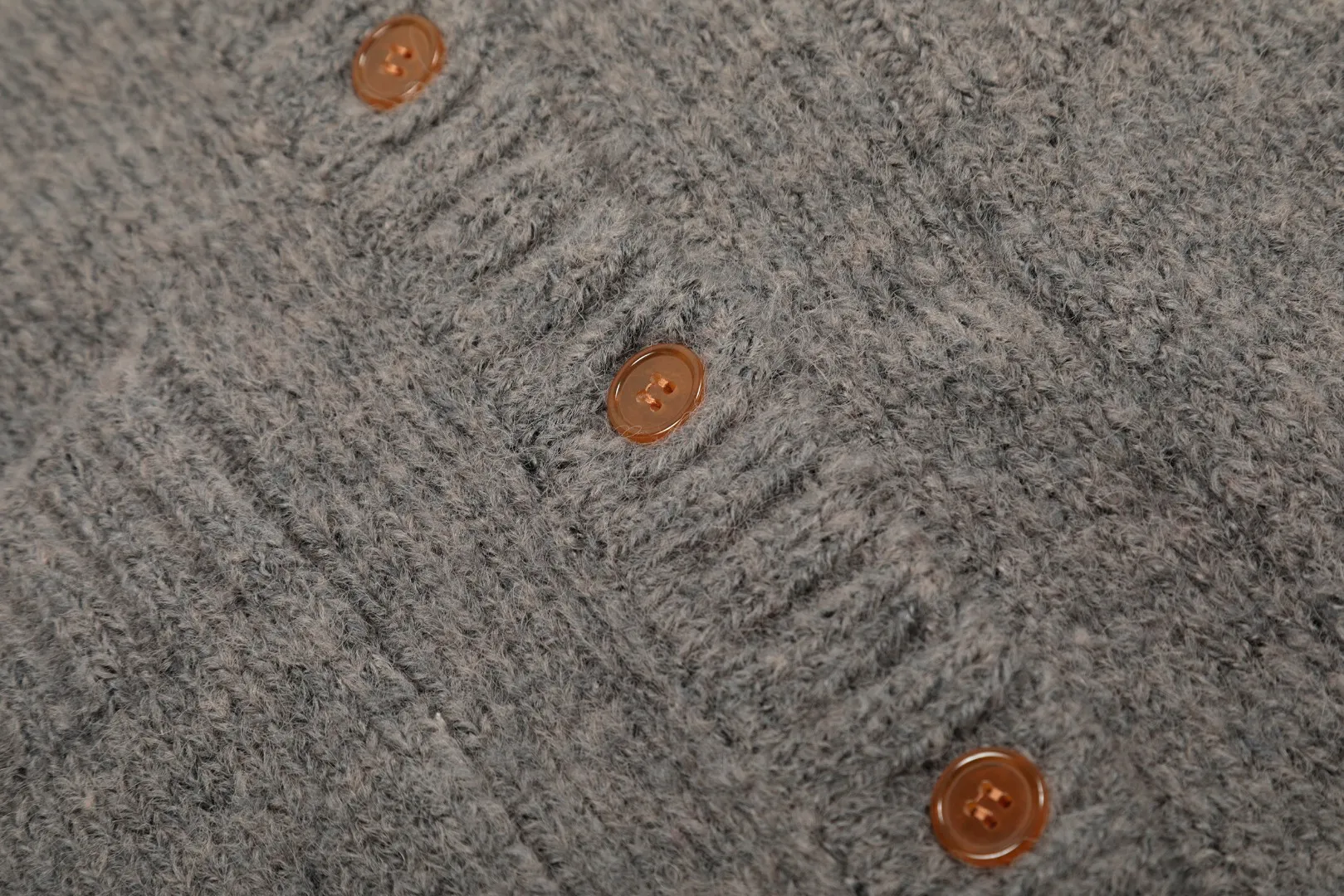 VIVI137 vivienne west wood 25th new spring style cardigan with three-color yarn splicing and embroidered chapter design 🧩 5.5-count custom-woven and dyed tunic wool, definitely not the spandex imitation wool on the market 🧩100% restoration of heavy-duty weaving method loose cuffs restored original pattern 🧩super high embroidery density single chapter 20,000 stitches of embroidery 🧩100% chemically tested custom-woven and dyed wool 0 color difference Size: 1 yard (90-110 pounds) 2 yards (110-130 pounds) 3 yards (130-150 pounds) Color: gray yellow
